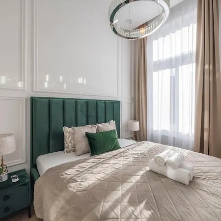 Luxurious Charming E47 Center By Prestige Homes Apartament